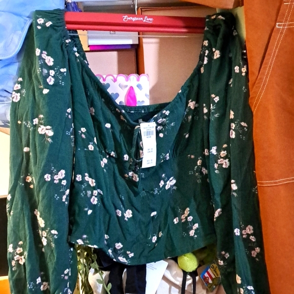 🇺🇸 Abercombie & Fitch NWTs Floral Green Long Sleeve Top - Picture 3 of 3